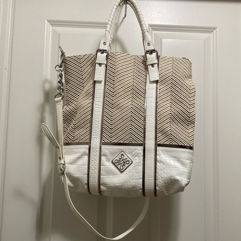 Vera Wang ‘Approx 18” X 16” X 3.5